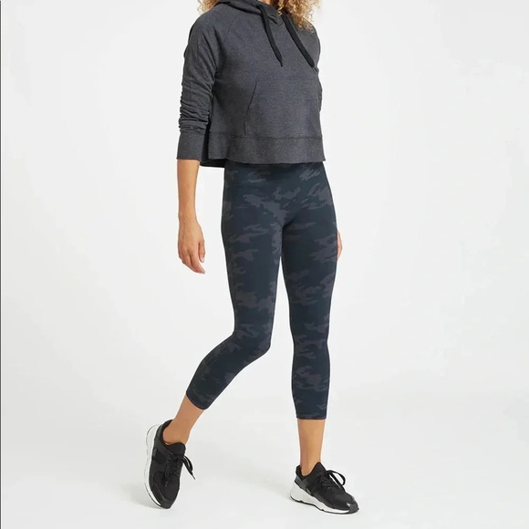 Spanx Look at Me Now Seamless Cropped Leggings in Black Camo - Picture 3 of 9